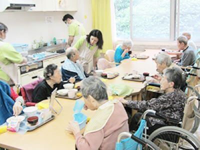 有料老人ホーム サニーライフ東戸塚の食事風景画像